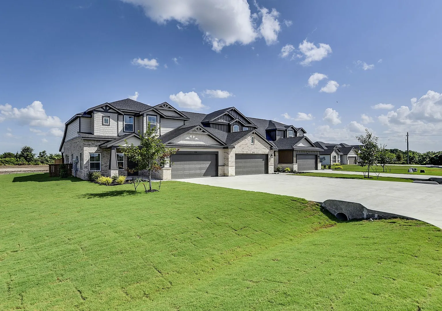 Available Now! Luxurious Triplex Located On 1-Acre Lot In Midlothian, Tx! — Photo 1