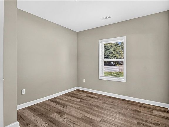 5th image of 415 Spring Ct