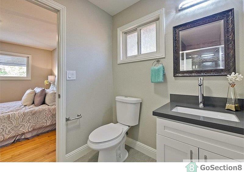 2nd image of 905 Thackeray Ln