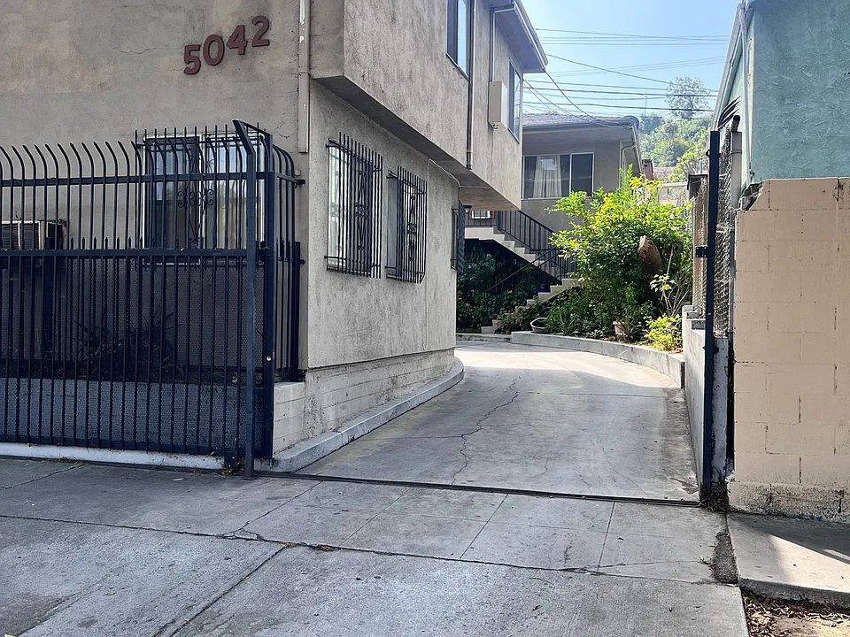 5042 Valley Blvd #4