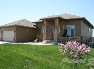 417 W Palmer Cir, Aberdeen, SD 57401