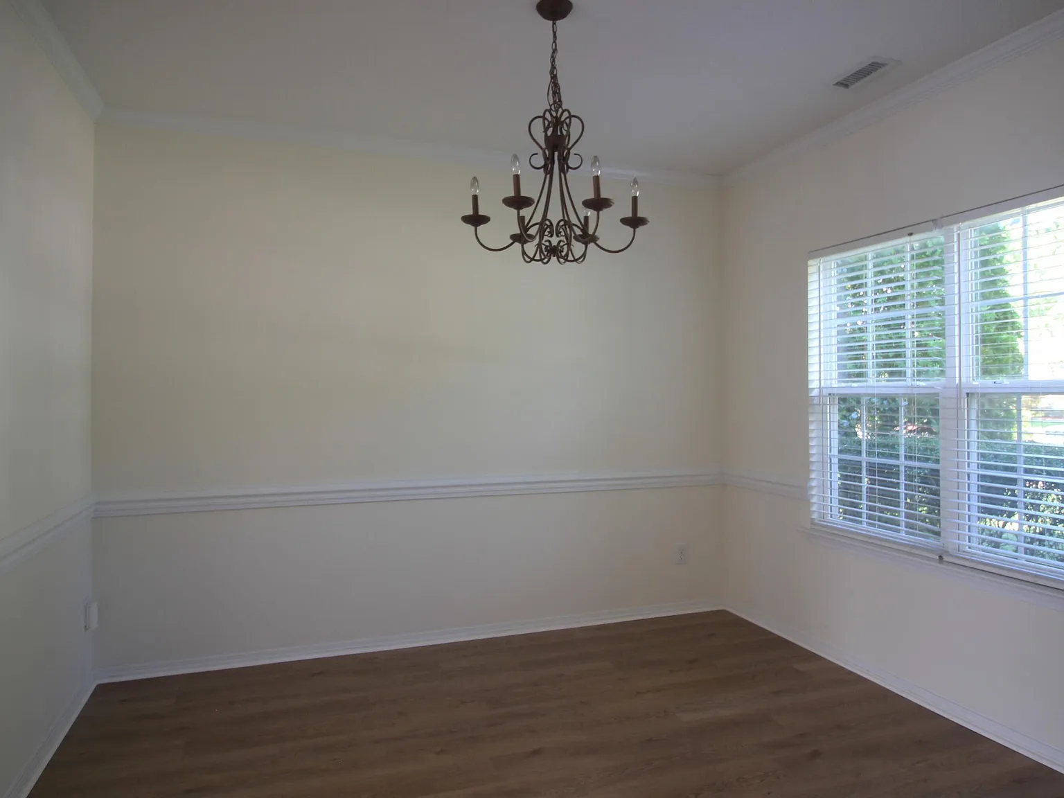 3 bed, 2.5 bath, 1992 sqft, $1,950 — Photo 2