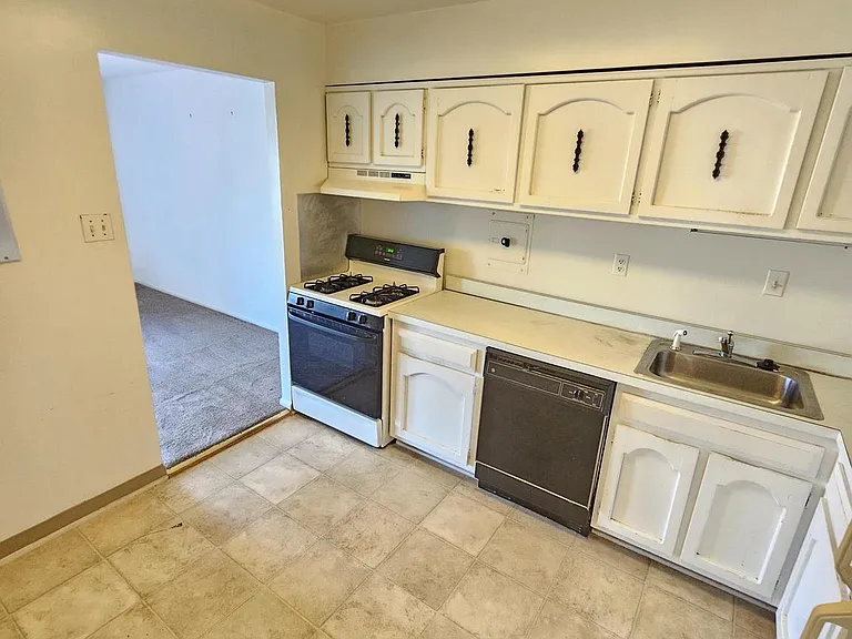 9900 Georgia Ave #415 — Photo 12