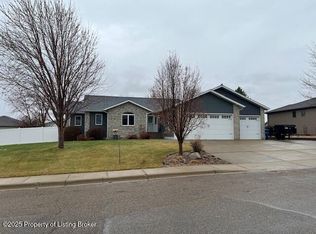 2041 5th St W, Dickinson, ND 58601
