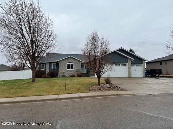 2041 5th St W, Dickinson, ND 58601