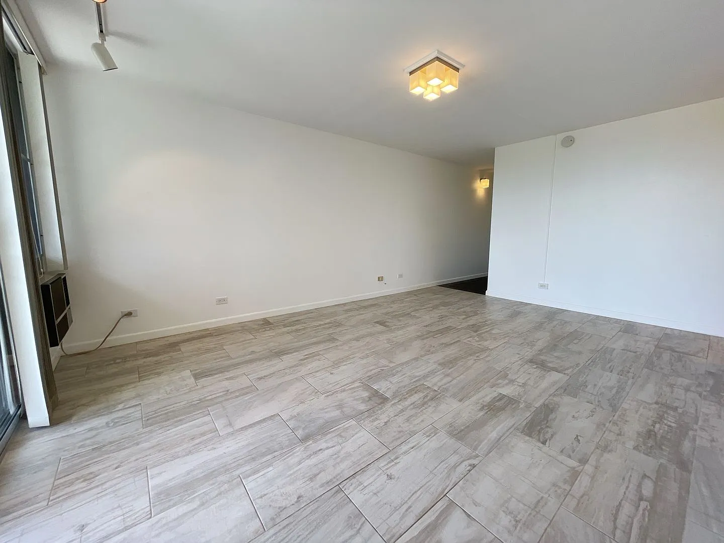 Punahou Royale (Makiki) - 1 Bedroom, 1 Bathroom, 1 Parking Stall Condo Unit For Rent — Photo 4
