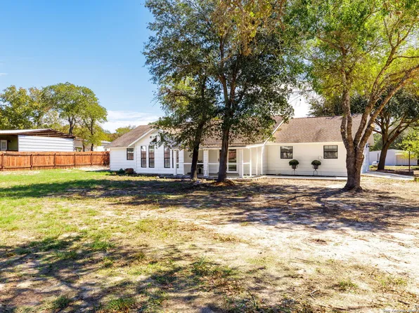 208 RANCH CREEK DR, Floresville, TX 78114