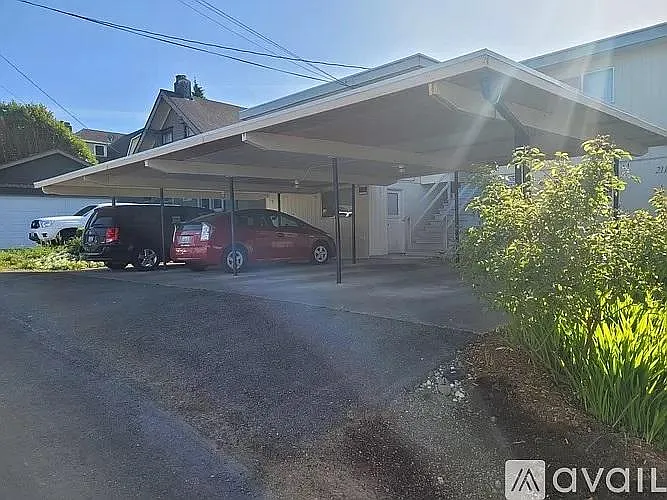 2111 Colby Ave — Photo 2