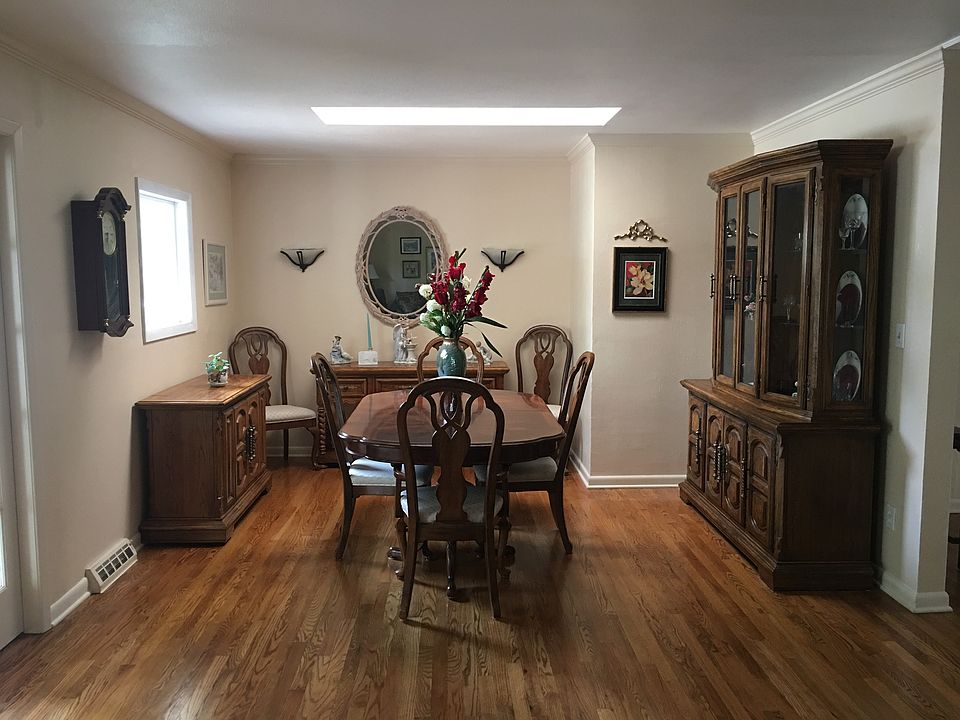 Dining Room, Oak floors