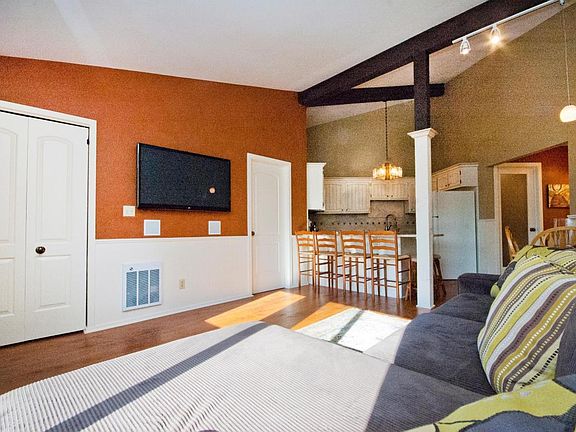 5th image of 710 Country Club Dr #E