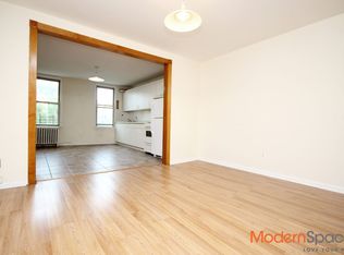 3220 34th St APT 2R, Astoria, NY 11106