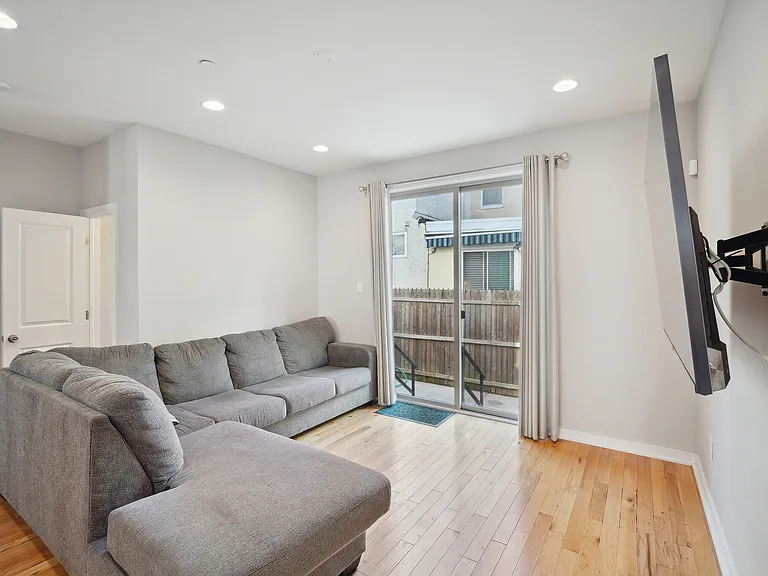 1246 E Fletcher St — Photo 7