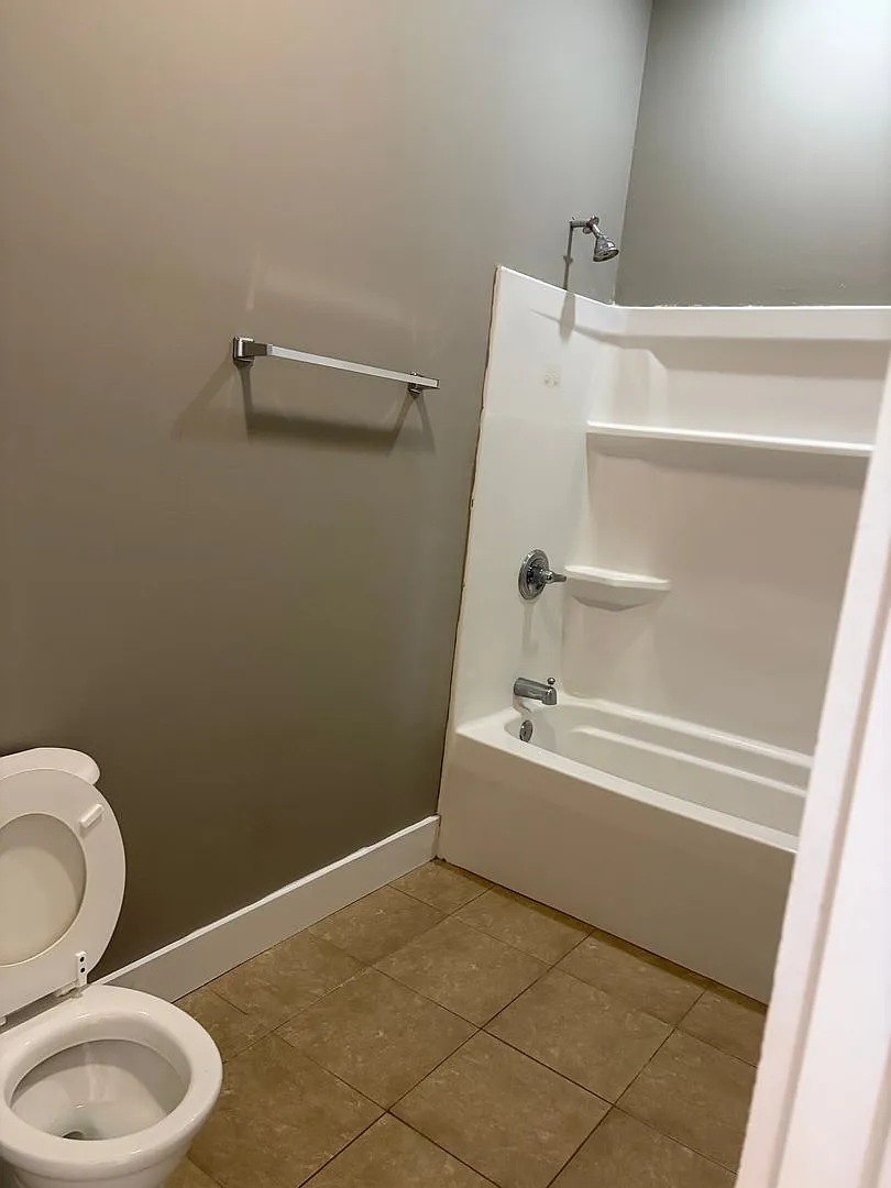 5 bedroom, 3 bath — Photo 4