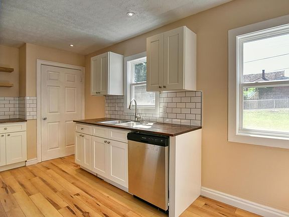 3rd image of 2564 Linden Ave