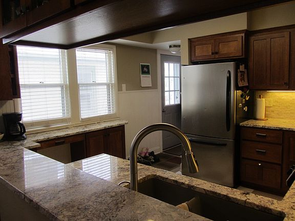 5th image of 2251 Arthur St NE