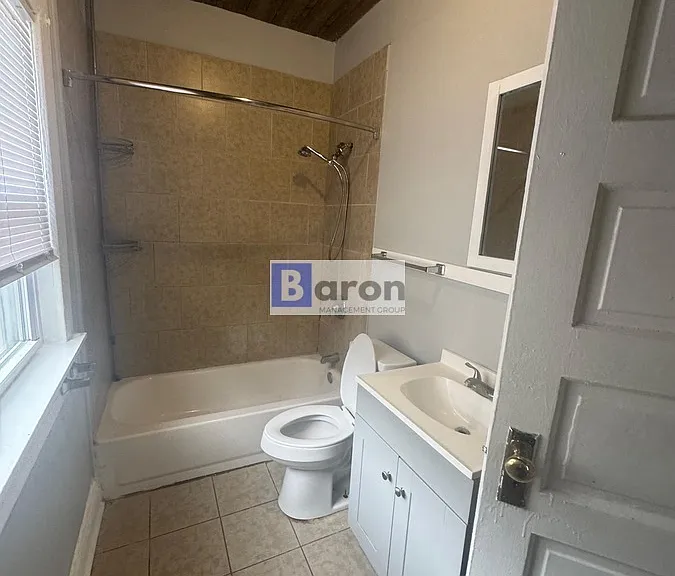 1046 N Elmer St — Photo 5