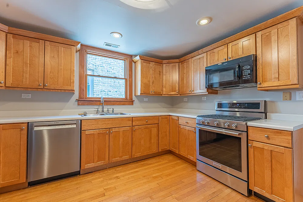 3 bed, 1.0 bath, 1200 sqft, $1,950 — Photo 4