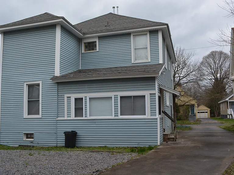 225 Thieme Pl — Photo 2