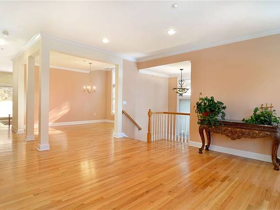 5th image of 10 Hudson Dr