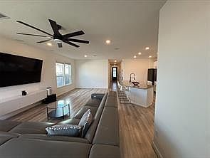 5th image of 1323 Rosemead Dr