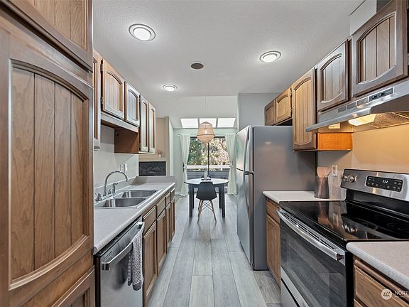4th image of 19119 Ballinger Way NE #201