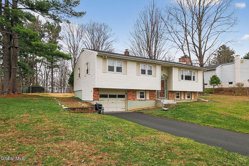 3rd image of 2309 Spruce Drive