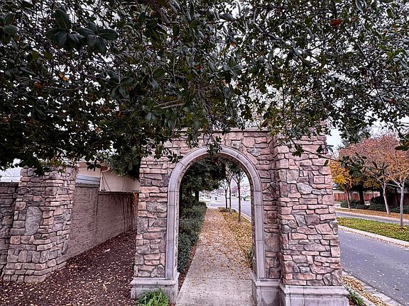 5th image of 2945 W Vine Avenue