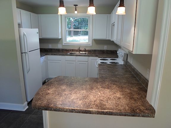 4th image of 704 Sunset Dr
