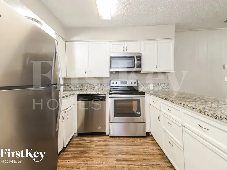 2813 Silvermeadow Ln — Photo 8