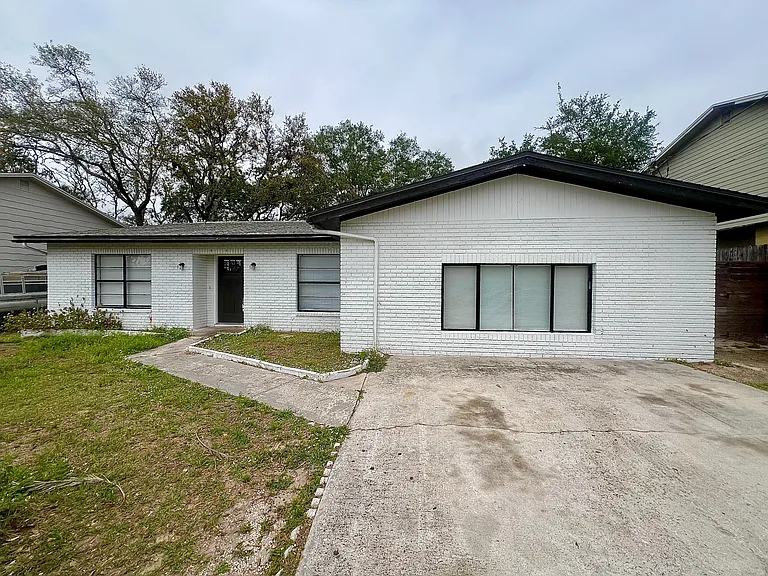 4614 E Seneca Ave — Photo 1