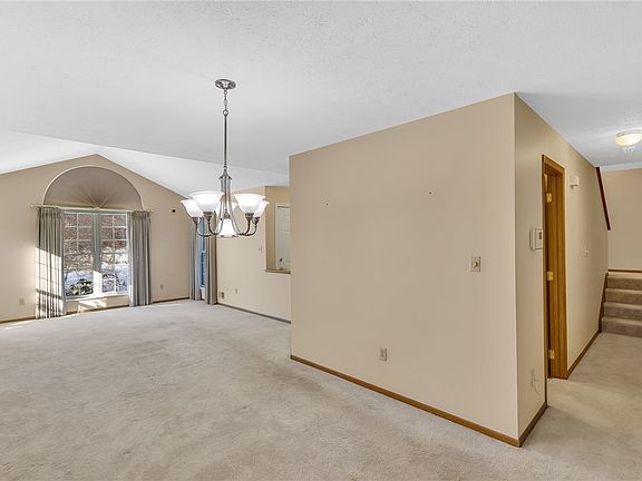 4th image of 153 Cambridge Dr