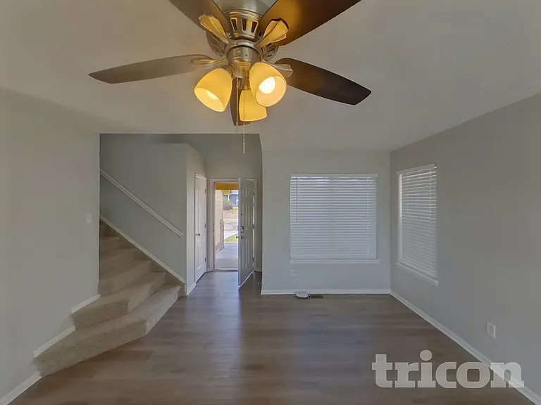 7335 Dobbs Dr — Photo 2