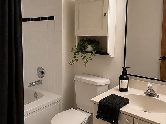 5th image of 3029 N Seminary Ave #1