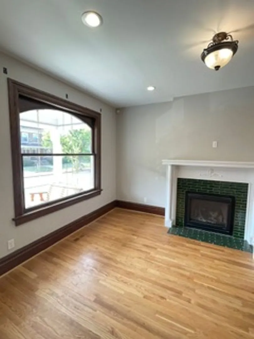 3 Level Fountain Park 4 bedroom. 3.5 bathroom rehabbed home. — Photo 3