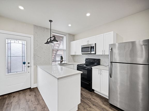 5th image of 33 Fairleigh Ave N #1