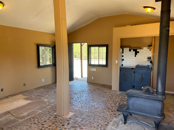 438 S Carson Rd, Carson, NM 87517