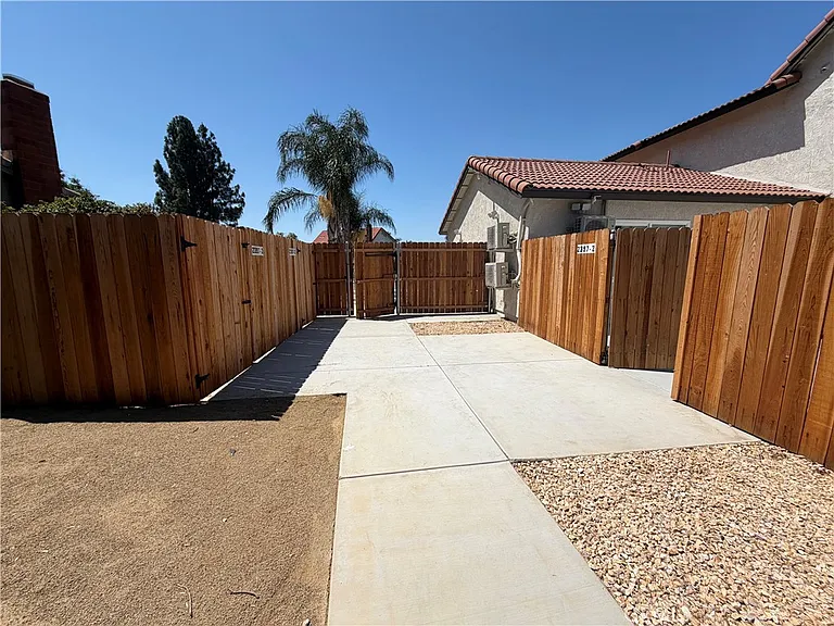 2397 N Apple Ave — Photo 8