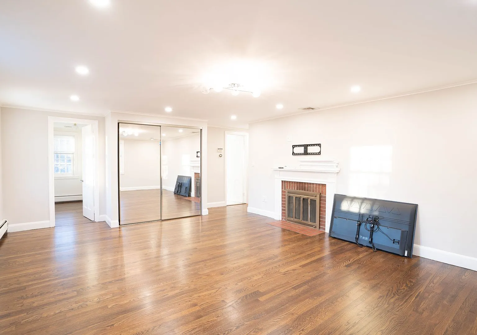 Spectacular Newton home with amazing features and location available NOW with first 3 month's ren... — Photo 1