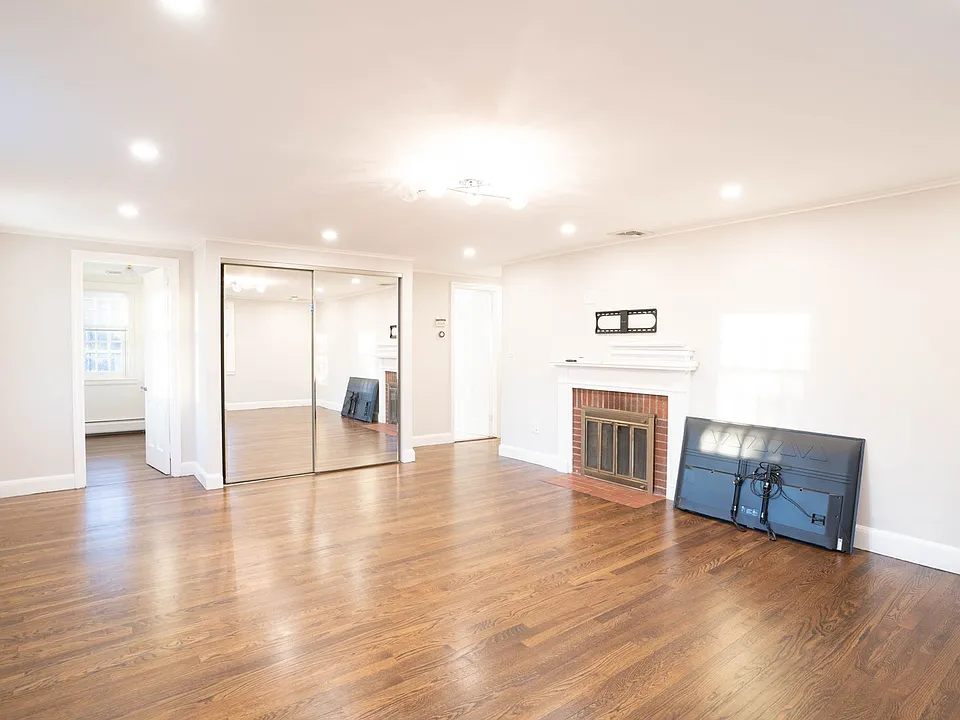 40 Puddingstone Ln #3MR