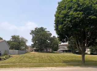 640 Highland Springs Dr, Elgin, IL 60123