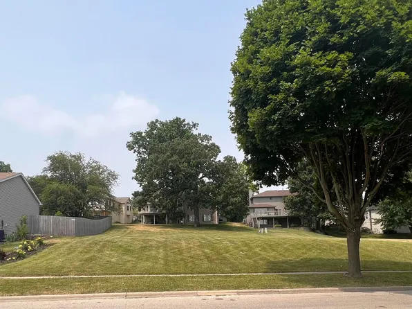 640 Highland Springs Dr, Elgin, IL 60123