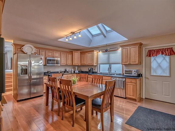 3rd image of 14 Shawangunk Dr