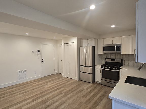 3rd image of 1651 La Salle Ave #B