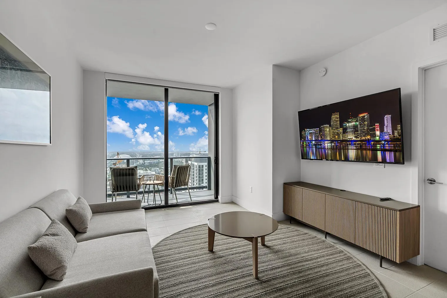 1 bed, 1.0 bath, 688 sqft, $8,436 — Photo 1
