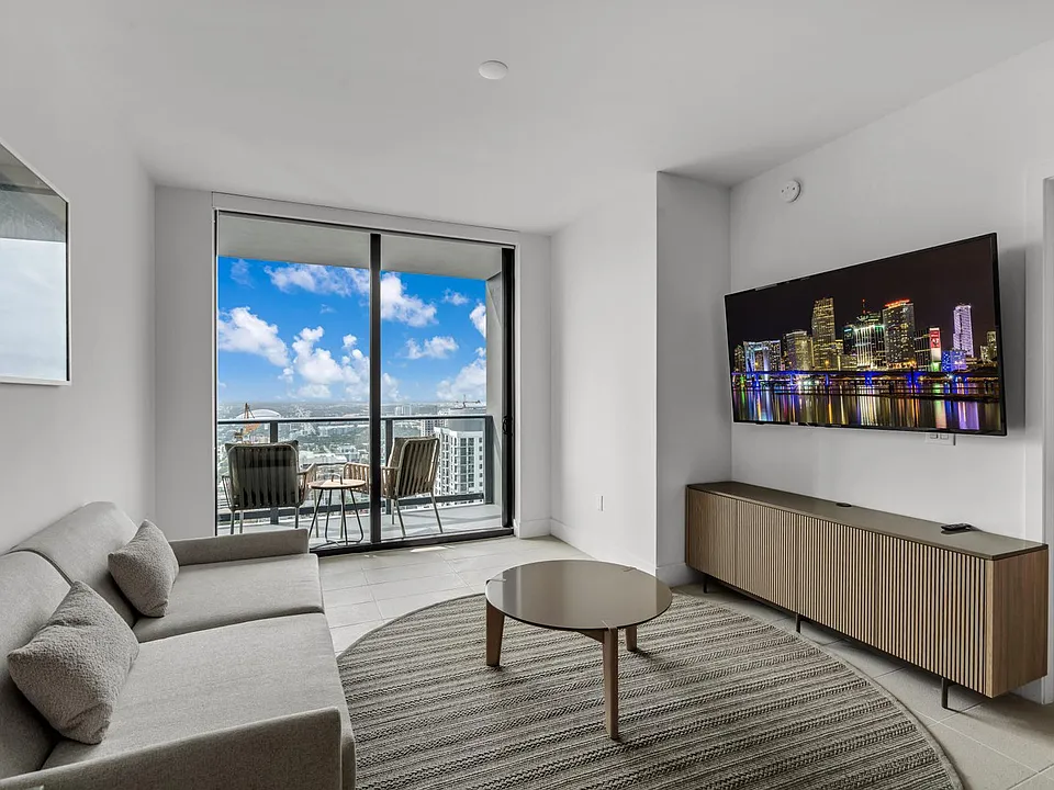601 NE 1st Ave #42-ID1049789P