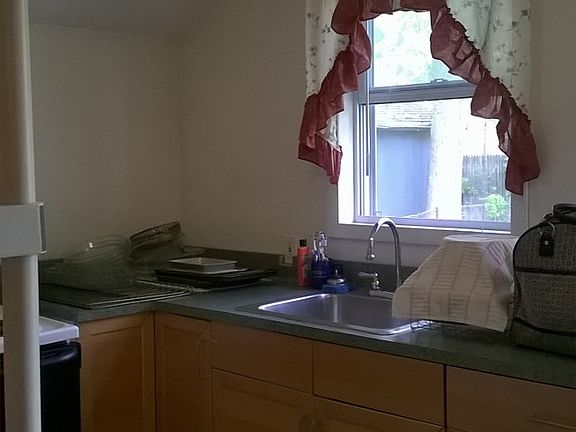 5th image of 452 Kennedy Ave