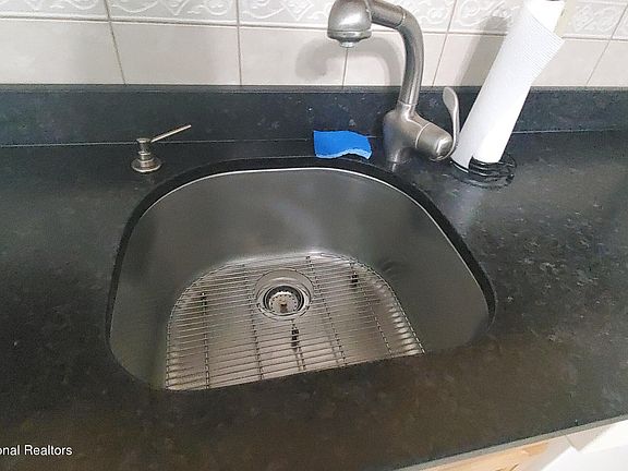 5th image of 364 Westwood Ave APT 18