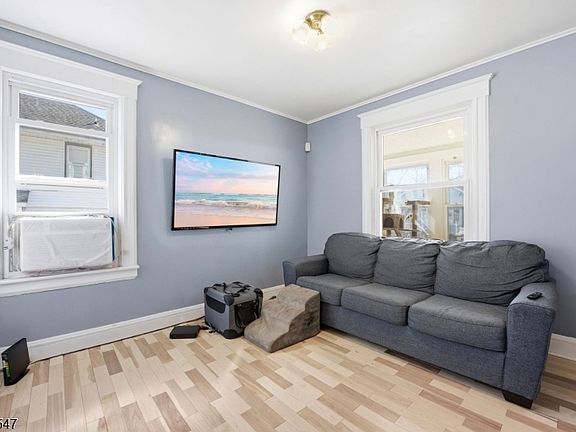5th image of 111 Sheridan Ave