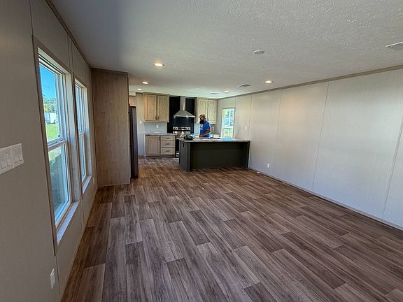 4th image of 146 Merritt Cir