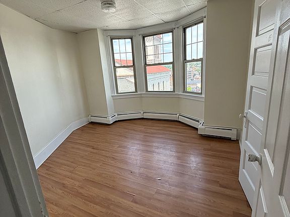 3rd image of 527 Northampton St
